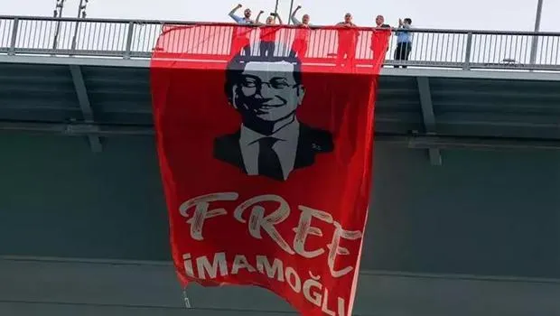 15 Temmuz Şehitler Köprüsü'ne İmamoğlu pankartı asılmasına soruşturma