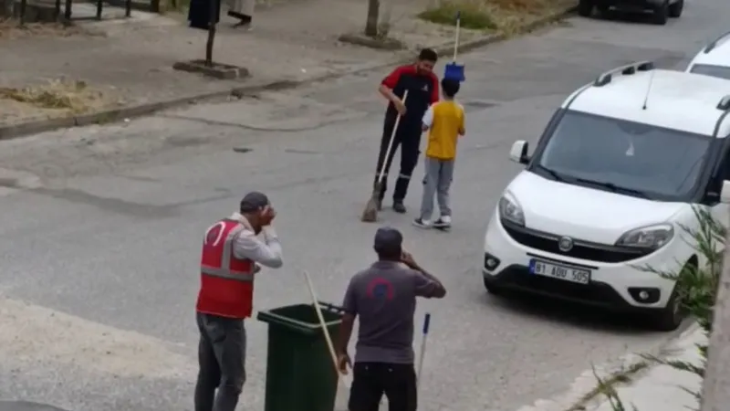 Bayramda Melek Kalpli Çocuk! Temizlik İşçilerine Duygulandıran Sürpriz