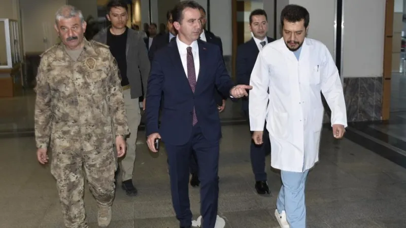 Bitlis’te göreve giden polislerin aracı refüje çarpıp kaza yaptı