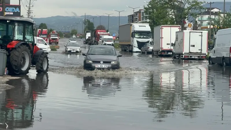 Bolu'da sağanak ve fırtına hayatı felç etti: Yollar göle döndü