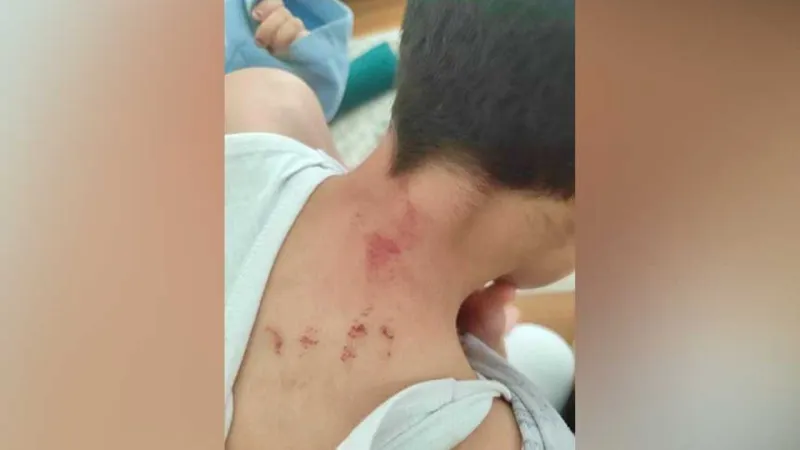 Bu nasıl öğretmen! Çocuğu arkadaşlarının gözü önünde dövdü