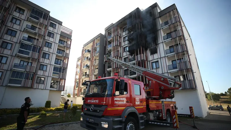 Çanakkale'de Bina Yangını! 10 Kişi Zehirlendi, İşte Son Durum
