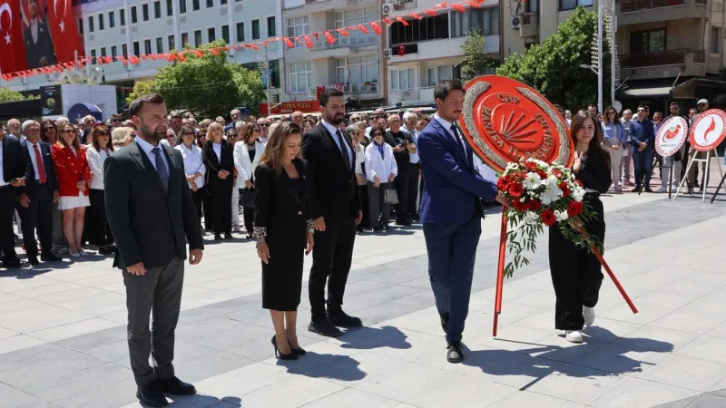 CHP Manisa Örgütü Cumhuriyet Meydanı'nda gençler için buluştu