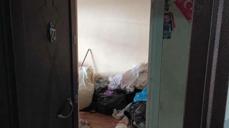 Çöp ev 4'üncü kez temizlendi; binayı fare ve böcekler istila etmiş