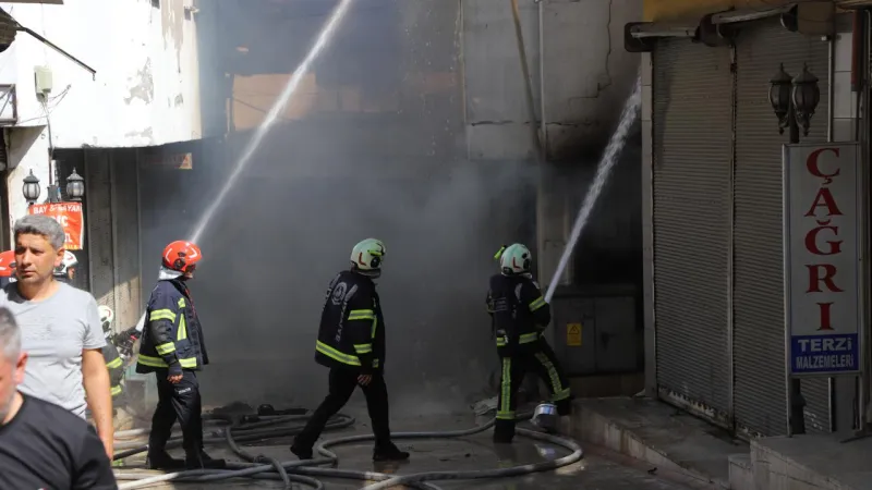 Denizli'de 3 katlı iş yerinde yangın