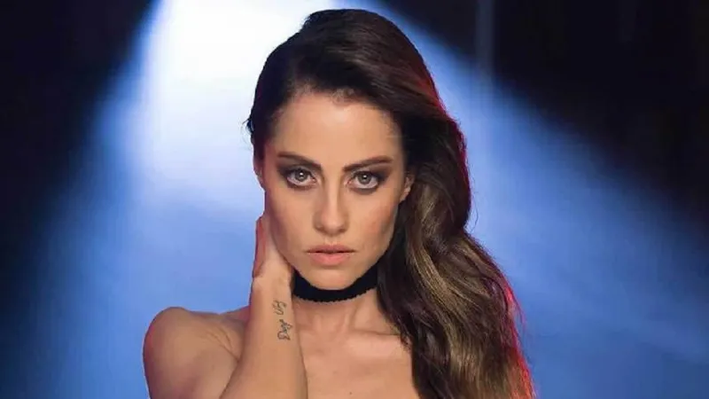 Derya Uluğ'un korku dolu anları! Takıntılı hayranı konseri en önden izledi