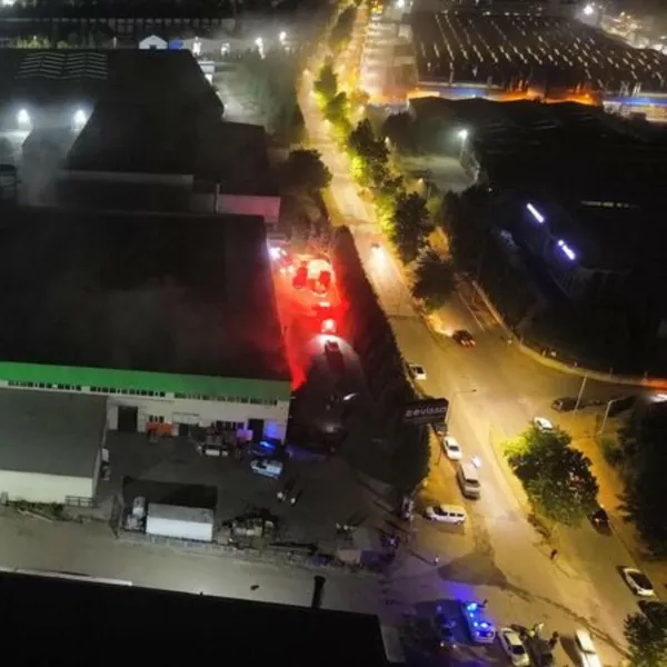 Düzce'de Korkunç Yangın! Mobilya Fabrikası Alevlere Teslim Oldu