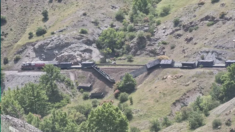 Elazığ'da yük treni raydan çıktı!