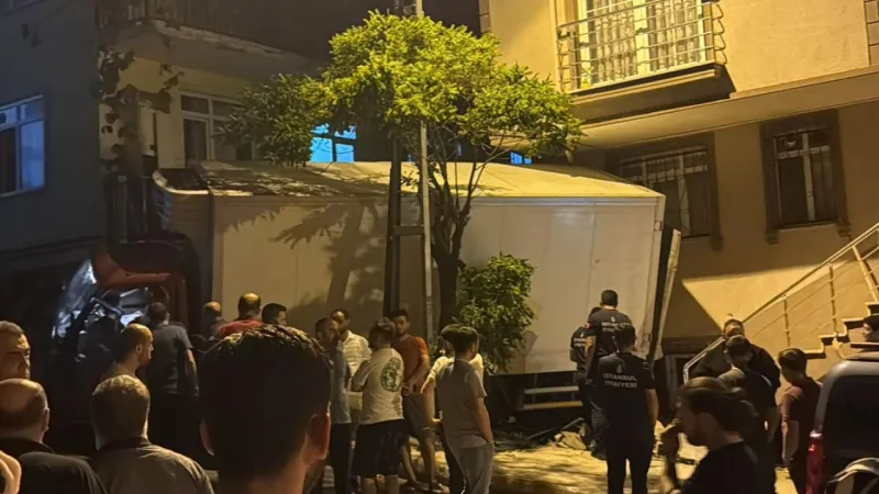 Pendik'te Kamyonet Faciası! Binalar, Araçlar Pert!
