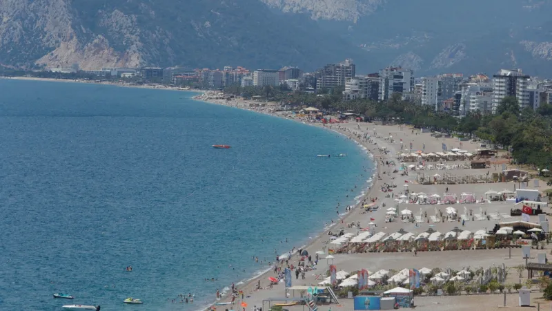 Antalya'da Güneş Yüzünü Gösterdi: Konyaaltı Sahili Doldu Taştı!