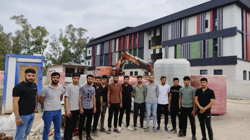 Hatay İskenderun’da, KYK Yurt Şantiyesinde işçiler eylemde