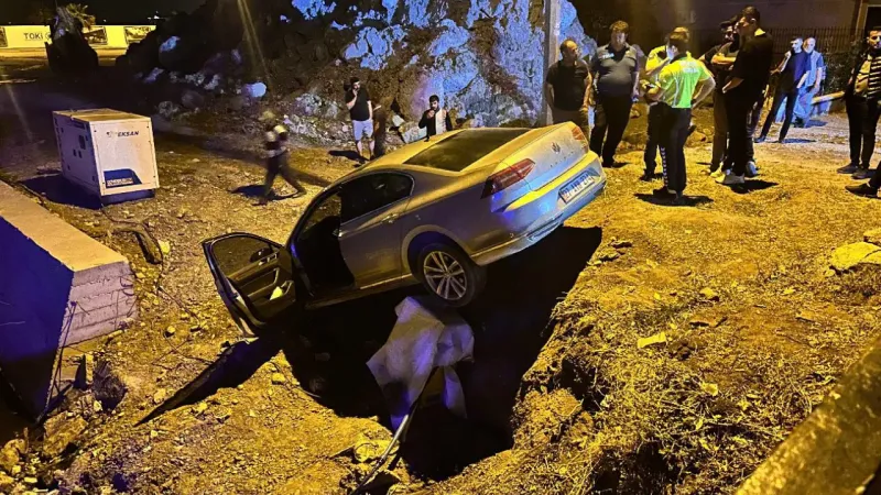Hatay'da navigasyon yıkılan binayı yol sandı! Araç enkaza uçtu