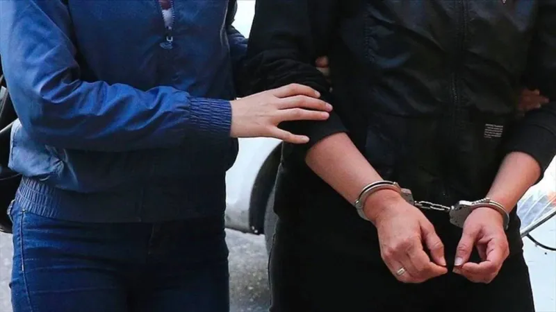 İstanbul merkezli 14 ilde FETÖ operasyonu: 13'ü aktif emniyet personeli 21 şüpheli gözaltında