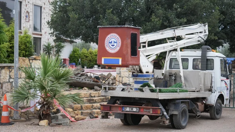 İzmir'de düğün salonunun dekoratif beton kemerinin yıkılması sonucu doktor öldü, eşi yaralandı