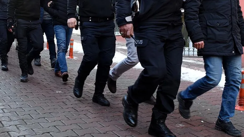 İzmir'de operasyon: 14'ü polis 20 gözaltı