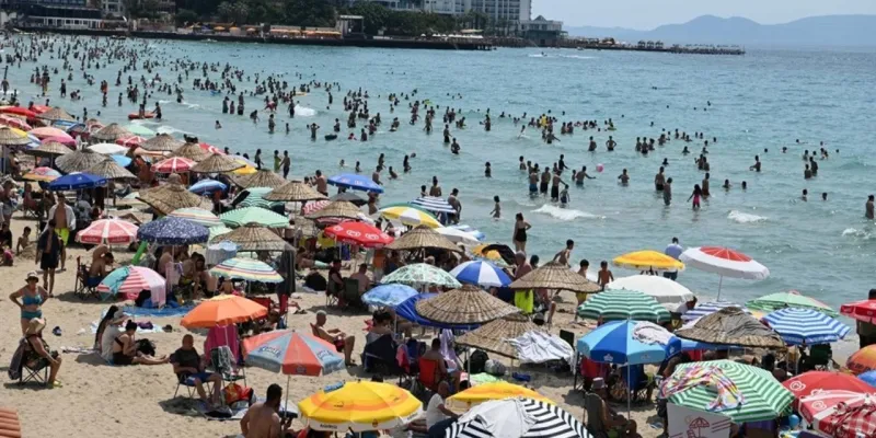 Kuşadası plajları Kurban Bayramı’nda dolup taştı