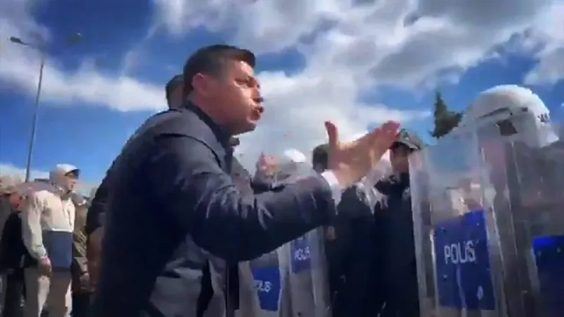 Marmaris Belediye Başkanı Acar Ünlü'ye polise direnme ve hakaret davası açıldı