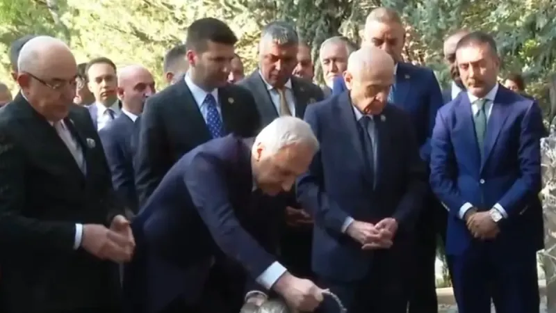 MHP lideri Bahçeli'den Alparslan Türkeş'in kabrine ziyaret