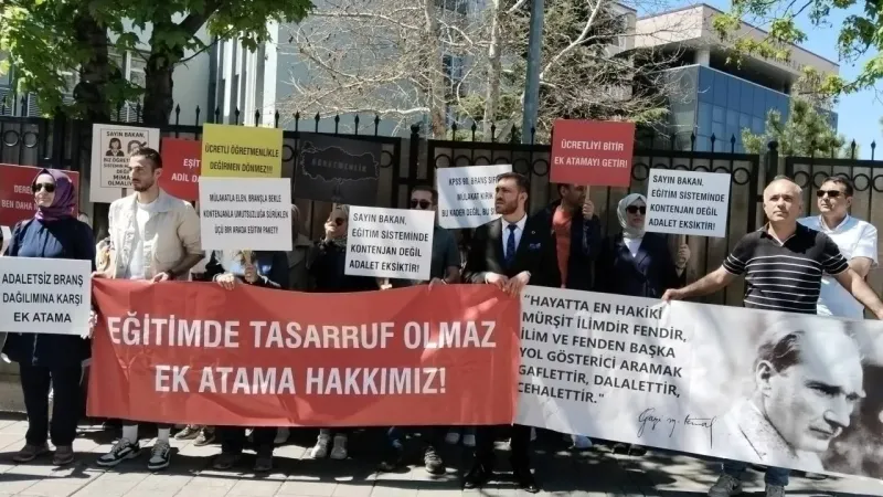 Atanamayan Öğretmenler MEB Önünde: Neden Okuttunuz?