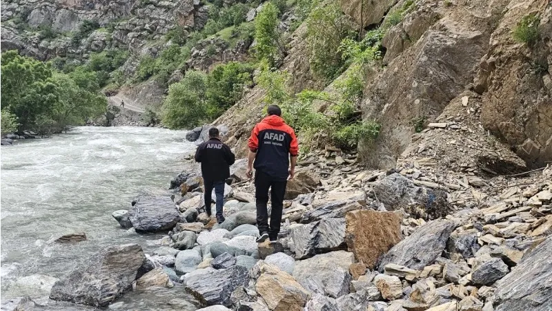 Hakkari'de Kayıp Genç: Derede Arama Çalışmaları Devam Ediyor!