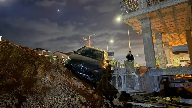 Kocaeli'de Şok! Otomobil İnşaat Alanında Asılı Kaldı!