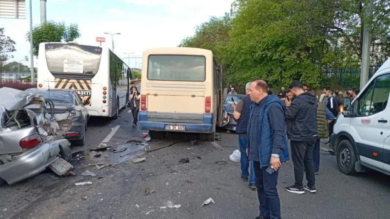 Ankara'da Zincirleme Kaza! Minibüs Dehşeti: 14 Yaralı