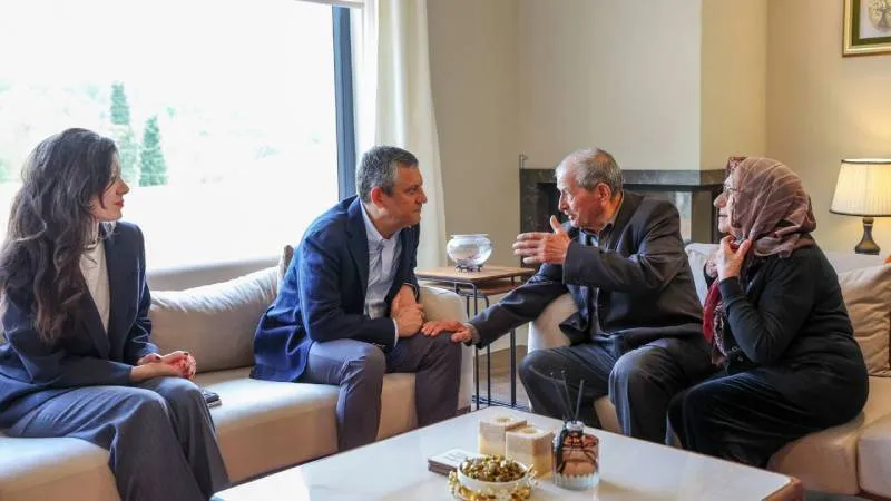 Özgür Özel, İmamoğlu’nun Özel Kalem Müdürü Kadriye Kasapoğlu'nun ailesini ziyaret etti