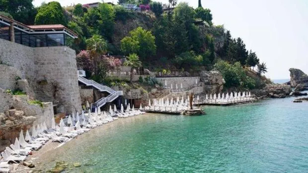 Şezlong Fiyatları Çakıldı! Antalya'da Plaj Keyfi Artık Daha Ucuz!