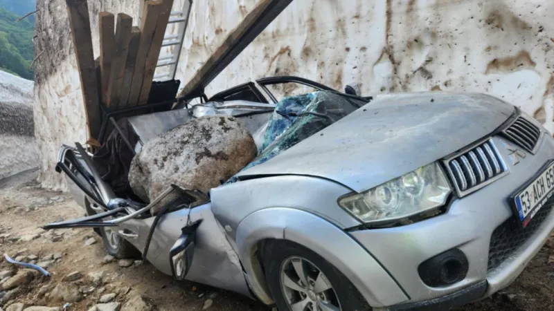 Rize'de Korkunç Kaza: Kamyonete Kaya Düştü! 1 Ölü, 2 Yaralı