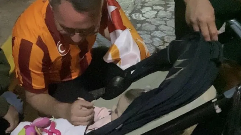 Şampiyonluk kutlarken bebeklerini sokakta unuttular!