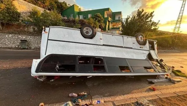 Servis aracı takla atarak ters döndü: 25 yaralı