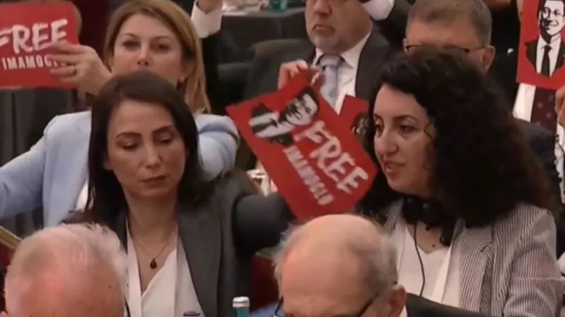 Temelli 'Önümüzde yoktu' demişti, Hatimoğulları'ın 'İmamoğlu' pankartını verdiği görüntü ortaya çıktı
