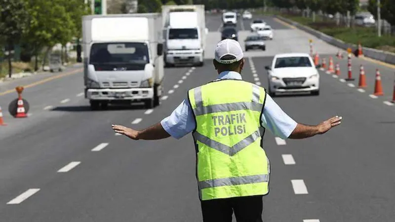 Bayram Trafiği Alarmı! Kamyonlara Yasak Geldi! İşte Detaylar